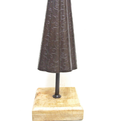 Choinka metalowa wzorzysta na podstawie z drewna mango 52cm